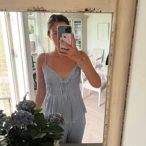 Blått Plisserat Set  - Så populärt och gulligt set! Aldrig använt. 🤍🤍🤍 storlek XS i både topp & byxa. 