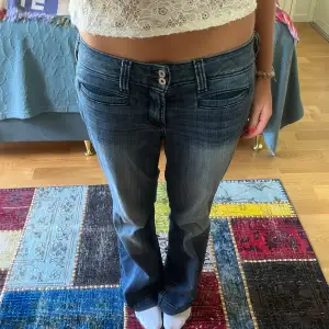 Så snygga vintage lowwaist bootcut jeans! Älskar fickorna på framsidan! Midjemåttet rakt över är 39 cm och innerbenslängden är 78 cm. Står storlek 29, passar mig som brukar bära S💞💞