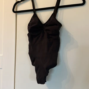 Skims thong bodysuit - Endast använd en gång och tvättad, säljs för 865kr original pris 🖤