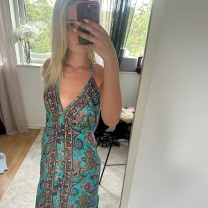 Lång klänning  - Säljer nu min snygga klänning som jag köpte i Kroatien i somras. Jätte fin nu till sommaren för er som tycker om långklänningar. Det är one size vilket betyder att man kan sjölv spänna den hur man vill ha den. 