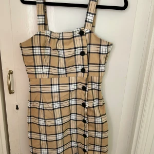 Sommarklänning  - Sommarklänning från H&M i storlek 38 