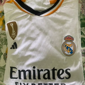 Real Madrid t-shirt - Helt ny fotbollströja  Storlek M Jag säljer den då jag fick den som födelsedagspresent men den va för stor för mig.  Skick 10/10