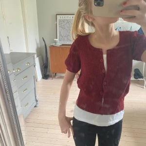 Vinröd kofta  - Vinröd kofta med korta ärmar och knappar❤️