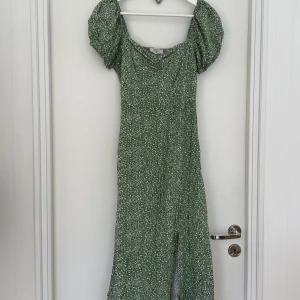 Sommarklänning  - Söt sommarklänning! Grön med små blommor på🌸☘️ 