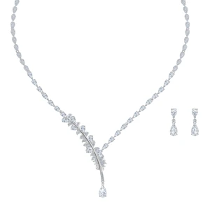 Romantiskt Swarovski Set - Riktig Swarovski kristall, ett mycket romantiskt set med halsband och örhängen. Rhodiumpläterat silver med skimrande kristallstenar. Köpt i Spanien år 2020. Skickas med originalförpackningen och paketeras väl. Nypris 2750kr. SET Y CZWH/CRY/RHS