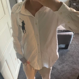 Ralph lauren skjorta - Säljer en raulph lauren skjorta i storlek 14-16 y Modellen på bild 1 är 164 cm lång  Skick 8/10 Tveka inte över att höra av dig