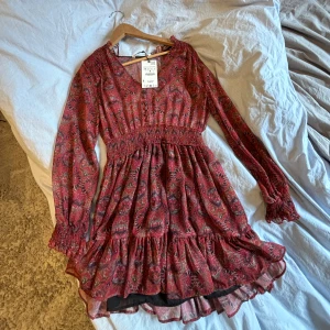 Zara klänning helt ny och aldrig använd - Stolek M men är väldigt liten i storleken och jag som brukar ha S i vanliga fall passar den parfekt på.