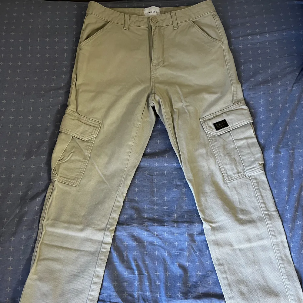 Beigea cargos. Köpte på second hand. Storlek 29/30 i midjan och 31 i längden.. Jeans & Byxor.