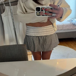 Svartvit kjol - Säljer denna superfina kjol som går att både vika upp och ner (välja längd)🤩
