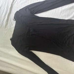 Tröja Intismi  - Två Intimismi tröjor i storlek s en svart och en mörkblå. Säljer båda för 500kr eller en för 300kr