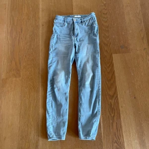 Gina Tricot jeans 👖 storlek medium  - I bra skick 