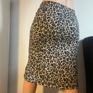 Grå leopard kjol - Midikjol i svart och grått leopardmönster, ganska tjockt och varmt material. Står ej storlek men passar mig som har s och är 165 cm. Kan mötas på söder eller posta. Skriv helst innan ni trycker på köp nu då jag är bortrest en del i sommar. 