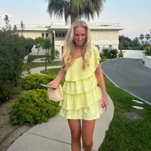 Gul zara klänning - Säljer denna populära zara klänning som är slutsåld. Inte helt säker på att jag vill sälja därav priset 💞 nyskick