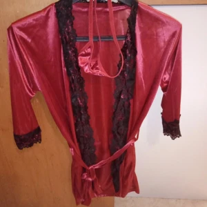 Negligeset med trosa stl 36/38. - Helt nytt och oanvänd set negligeset med trosa string.. 