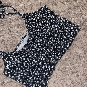 linne - svart linne med justerbara band som går att knyta, vita fjärilar över hela.   Kontakta för mer info/fler bilder. Kan postas men köpare står för frakten, kan mötas upp i malmö. 