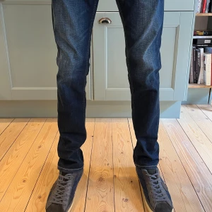 Replay jeans ”Groove” Model  - Väldigt snygga brallor från Replay, snabb affär och bra pris. Dm vid fler frågor ( Han är 180cm lång) passar 30/32 