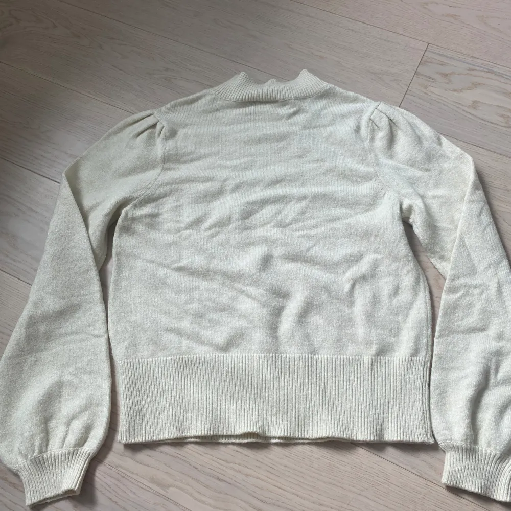 Jätte fin stickad tröja ifrån vila. Aldrig använt och är i bra skick. Den är perfekt året om och är i jätte skönt material. Storleken är xs men passar även i större storlekar💗💗. Neuleet.