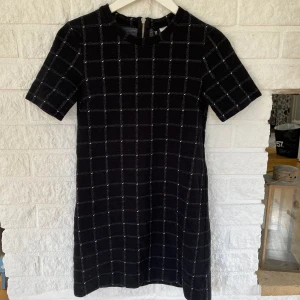 Kortärmad klänning - Snygg kortärmad klänning! Fint skick 💗står storlek M men passar XS/S.