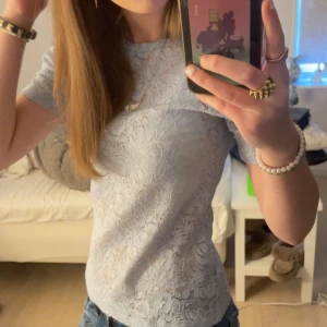 Spets blus - Säljer denna jätte fina blusen i ljusblå spets, perfekt nu till sommaren!!💓💓