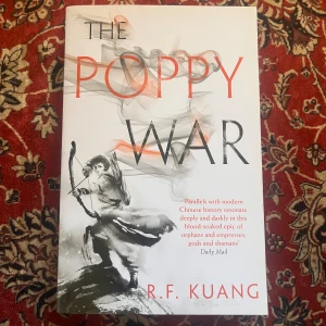 The poppy war - Aldrig läst av mig, köpt här på Plick 