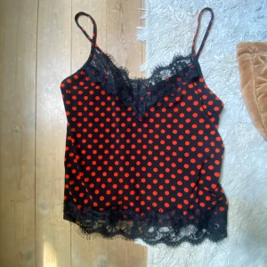 Linne - Säljer detta prickiga linne från Zara.❤️🫶