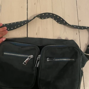 Väska  - Jag säljer denna snygga gröna väskan för 250 kr. Det är i en av dem större storlekarna men inte den största utan mellan. 