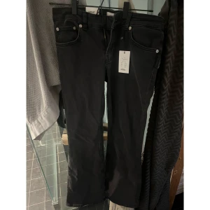 Low waist bootcut jeans full length - Så snygga lågmidjade jeans😫Säljer endast pga av jag köpte fel storlek. Buda gärna.