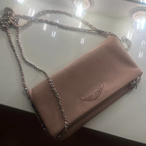 Zadig väska  - En zadig väska i nyskick, köpt förra året men bara använd ett fåtal gånger pågrund av att den inte riktigt passat mig. Väskan är ljusrosa och köptes för 3500 kr och jag säljer den för 1200kr. (Går att pruta). 💕💕