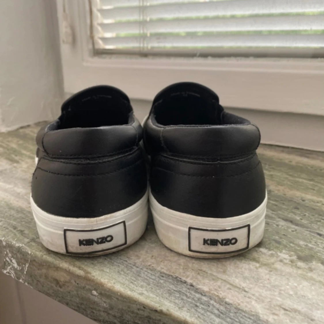 Kenzo svarta slip-ons - 90