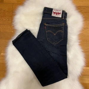 Levis 519 slim jeans - Snygga Levis 519 slim jeans i storlek 28/31. Bra skick.