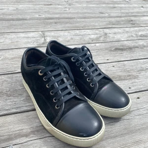 Lanvin - Säljer  lanvins hyfsat bra skick Storlek uk5/39 men passar 40 Skriv vid frågor,priset kan diskuteras.