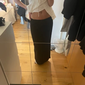 Lågmidjad långkjol - Lågmidjad långkjol med slits bak😍 Nästintill oanvänd