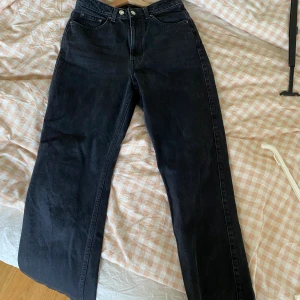 Svarta Jeans - Weekday svarta Jeans I mycket bra skick Storlek 29/32 Material bomull Pris 300kr