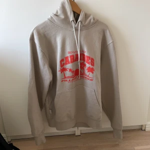 Filling pieces hoodie - Säljer denna hoodie för 550. Köpt för 1500. Skick 9,5/10. Storlek S men passar S/M