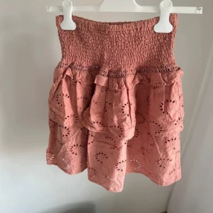 Volangkjol - En jättefin rosa kjol från Sofie schnoor, köpt på Vinted men passade inte mig i storleken. Kjolen har inga defekter. Skriv vid intresse, pris kan diskuteras!💕