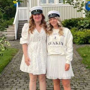 Studentklänning  - Superfin och bekväm vit klänning från & other stories, perfekt till student eller konfirmation☺️ Passar olika storlekar då den har dragsko i midjan och resår på ärmarna!  Använd 1 gång och fortfarande i superfint skick. Nypris 1 349kr och slutsåld. 