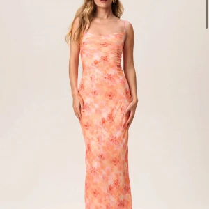 Adoore klänning - Köpte denna förra veckan men var en storlek för liten, hann ta bort prislappen och kan därav inte returnera så chansar och kollar om nån är intresserad av att köpa ? Nypris 1500kr  