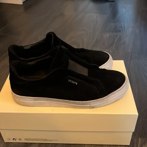 Skor - Säljer mina Axel Arigatos 360 laceless då jag köpt ny skor. använda lite men det är inget man ser