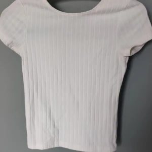 Kort topp från bikbok - Kortare vit topp från bikbok. Storlek ca. Tight. Fint skick!
