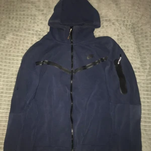 Nike Tech Fleece Blå - Hej, säljer min Nike Tech Fleece i storlek L och färg blå, skriv flr frågor osv pris kan diskuteras