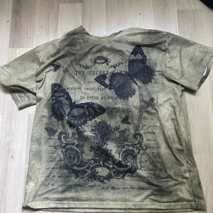 Grunge, T-shirt  - Grunge, grön med fjärilar på, köpt från SHEIN , bekväm passar som en baggy pyjamas