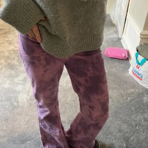 Coola jeans - Supercoola jeans i Manchester och tie dye, passar en S. Sjukt coola och unika!!!!