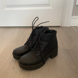 Svarta boots ifrån attitude - Säljer dessa boots i strl 38 ifrån attitude. Skorna har tecken på användning och flera defekter på sig. Men annars i ett bra skick. 💕💕