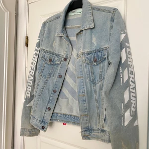 Off white - Helt ny oanvänt off white jeans jacka. Aldrig använt. Den är som en M och i mycket fint skick. Pris kan diskuteras!