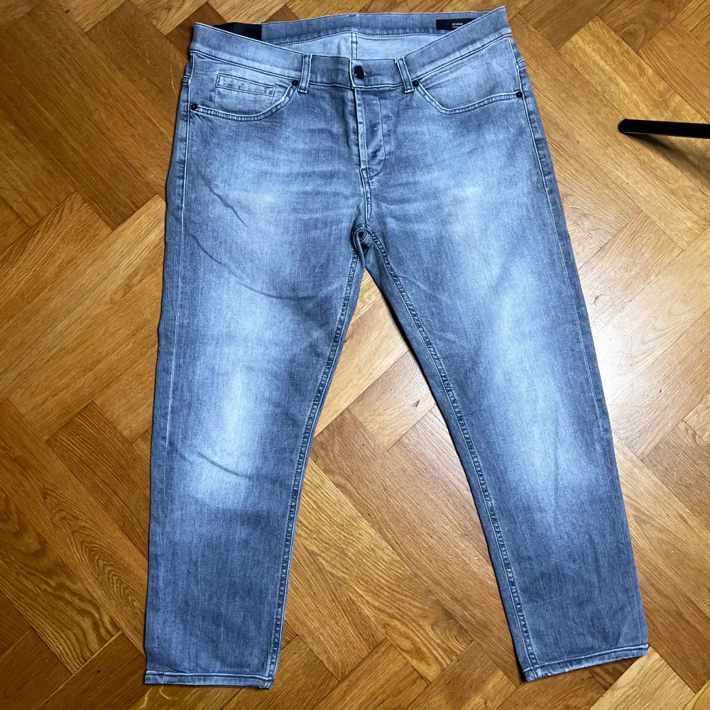 Dondup George Jeans | Skick: 8/10 | Storlek: 36 | Nypris: 2799kr | Pris: 1099| Hör av dig vid minsta fråga eller fundering✍️. Jeans & Byxor.