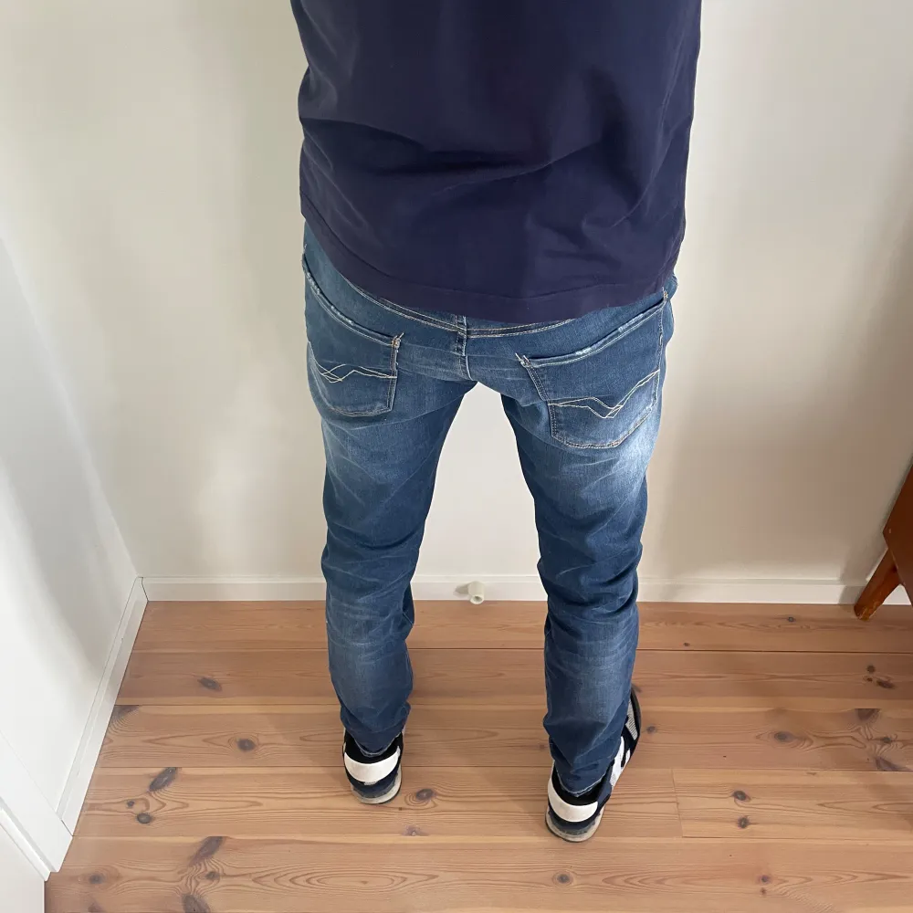 Säljer mina riksfeta Replay jeans. Jeansen är i nyskick 10/10 och är sjukt sköna för att vara jeans. Tveka inte om du har några frågor eller funderingar! Mvh. Jeans & Byxor.