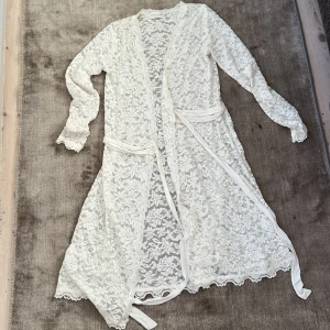 Tunn, längre spets " kofta" överdragsdito -  Nästan inte använd