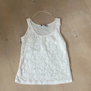 Spets topp - Vitt spetslinne i strl xs. Rekomendras för folk i strl xs och eventuellt S. Använd ett par gånger men har inga defekter. Säljer pga av att den är för liten, start pris 100kr (öppen för prisförslag), hör av er om frågor
