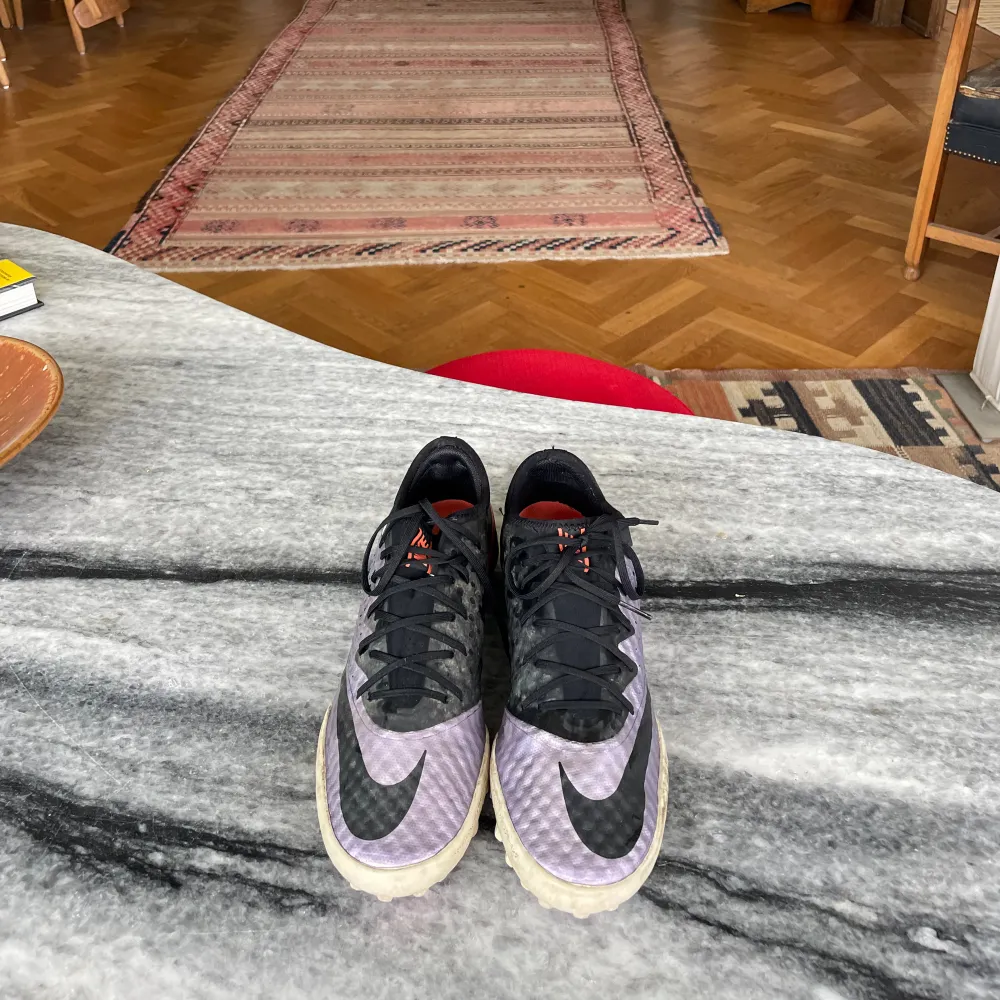 Ett par fina grusskor från Nike. Snygg och ovanlig färg.. Kengät.