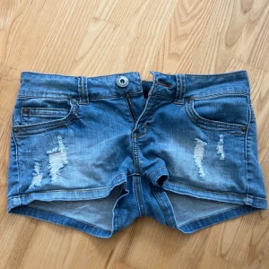 Lågmidjade jeansshorts - Jättefina lågmidjade jeanshorts som är perfekta till sommaren! Skulle säga att den passar S